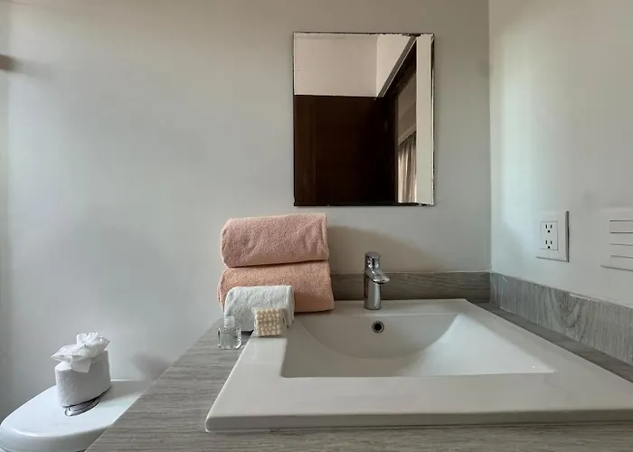 Chic Stay, Rooftop Plunge Pool, 4 Blocks From 5th Holiday home *