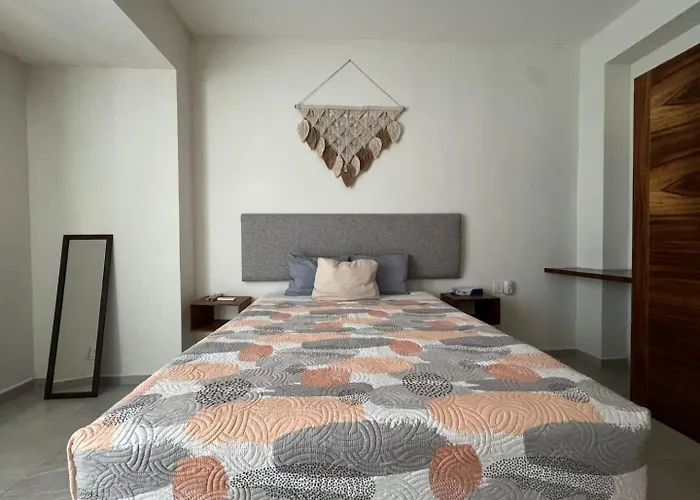 Chic Stay, Rooftop Plunge Pool, 4 Blocks From 5th Holiday home *