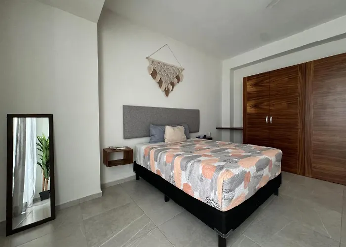 Chic Stay, Rooftop Plunge Pool, 4 Blocks From 5th Holiday home