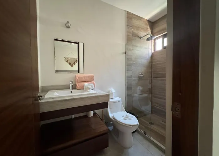 Chic Stay, Rooftop Plunge Pool, 4 Blocks From 5th Holiday home *